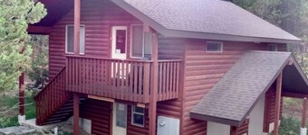 YELLOWSTONE'S 2 bedroom, 2 bathroom upstairs loft. DOG FRIENDLY. TrailerParking