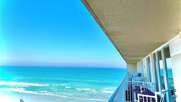 A balcony with a view of the ocean.
