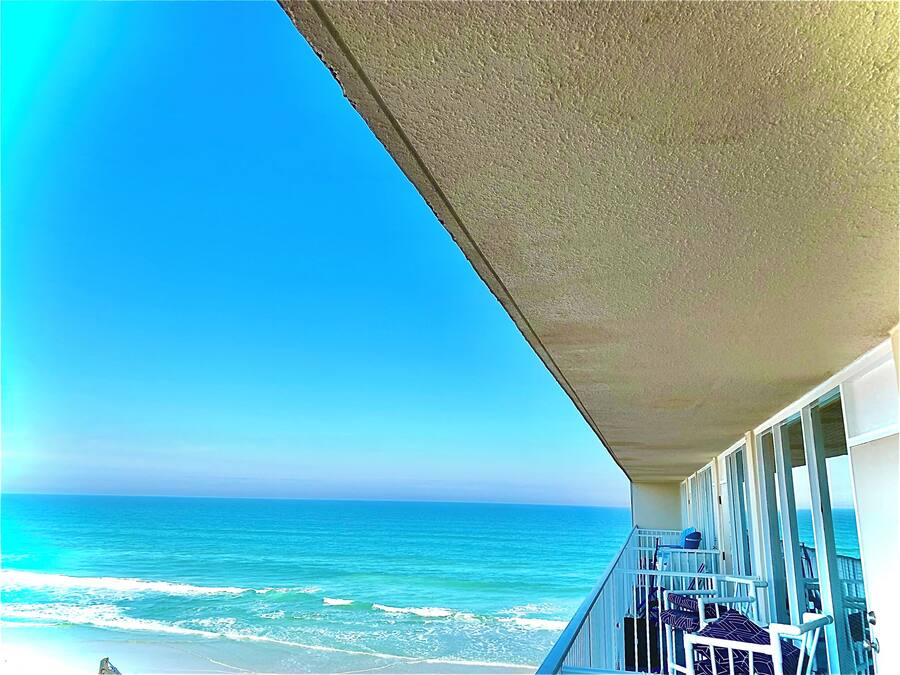 Na praia, guarda-sóis