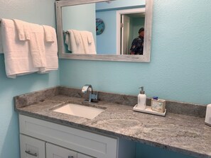 Separate tub and shower, free toiletries, hair dryer, towels - Sunrise on the Beach (Daytona Beach Shores)
