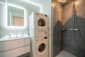 Hair dryer, towels, soap, shampoo - Swiss Living | High-Tech Kitchen, 1G WiFi, Balcony (Menziken)
