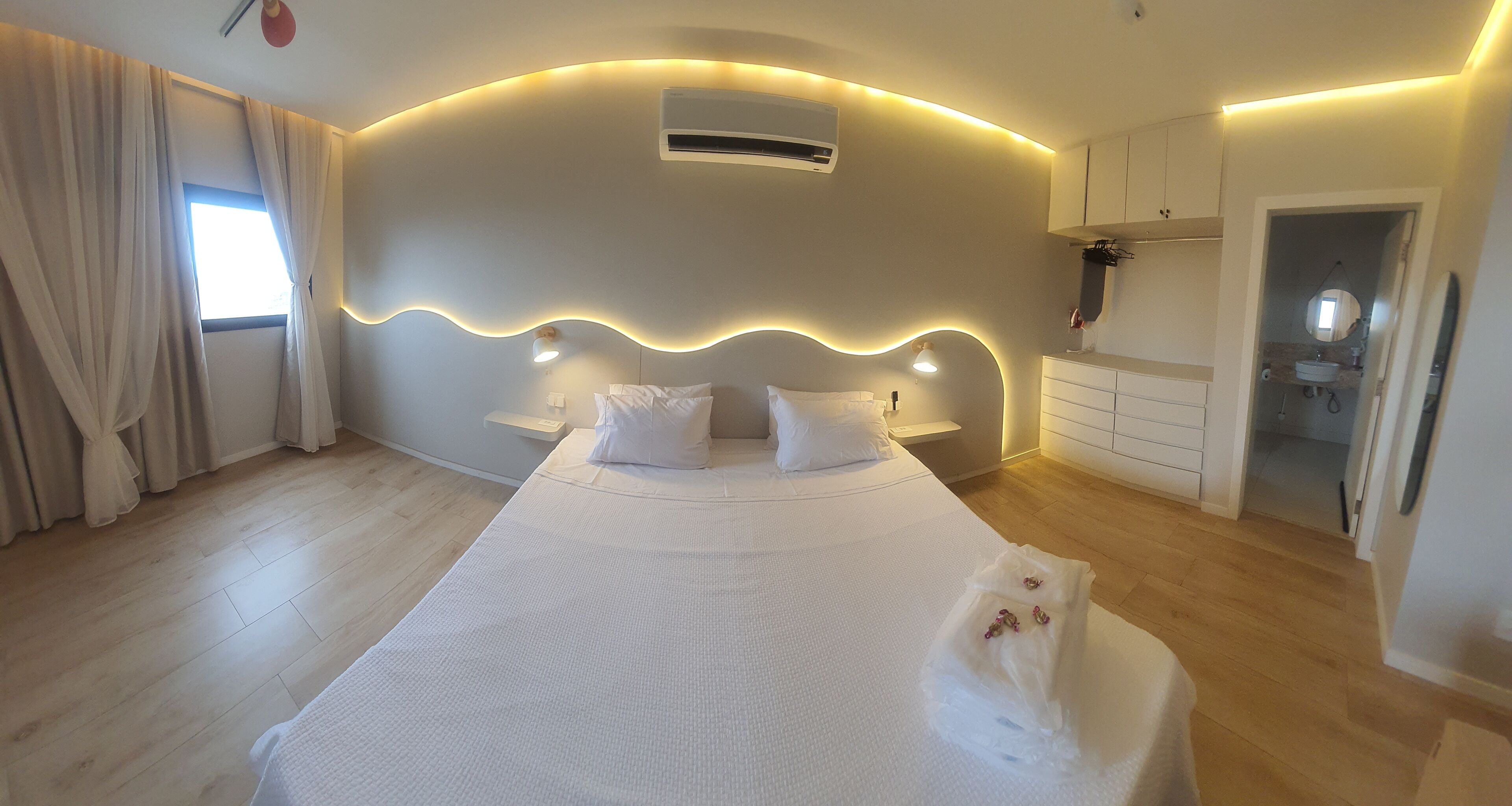 Egyptian cotton sheets, premium bedding, pillowtop beds, minibar