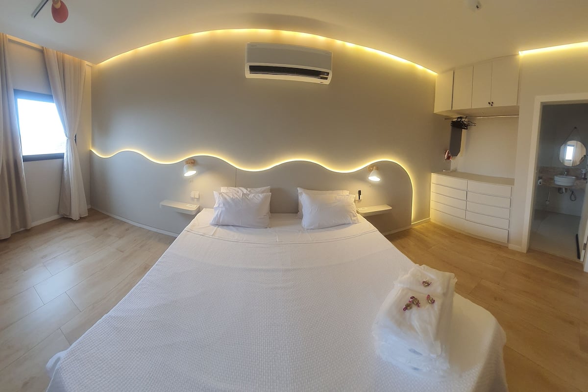 Egyptian cotton sheets, premium bedding, pillowtop beds, minibar