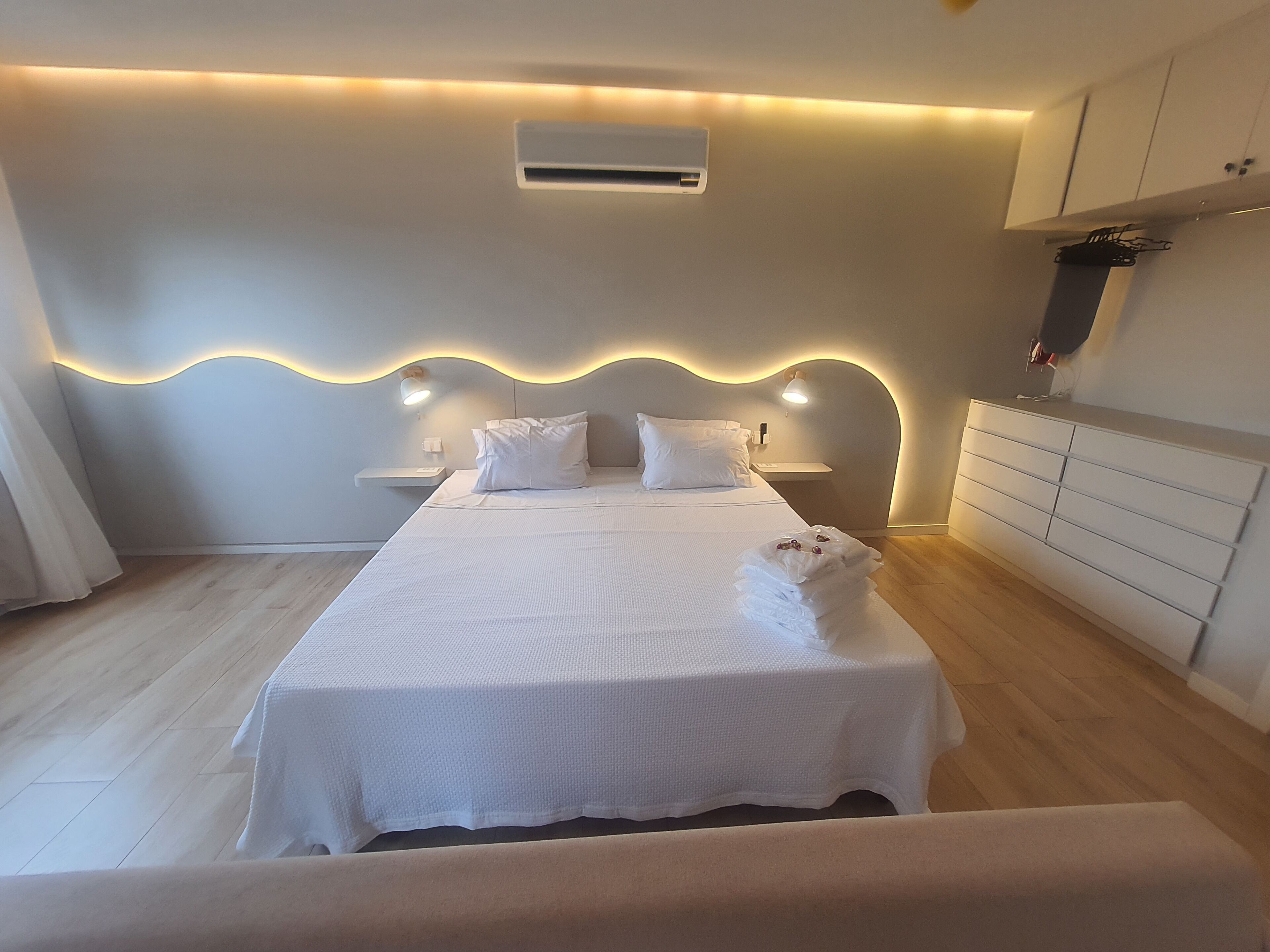 Egyptian cotton sheets, premium bedding, pillowtop beds, minibar
