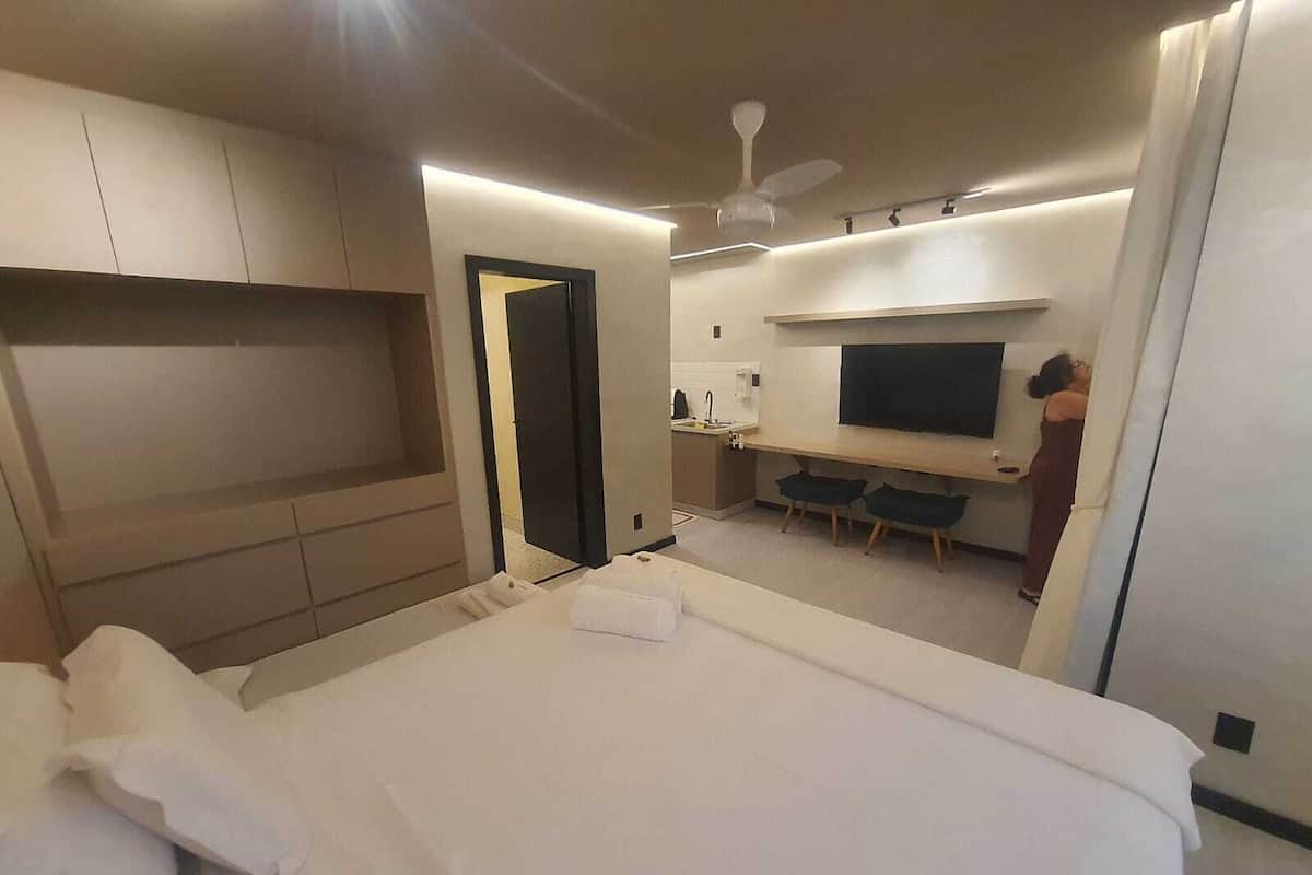 Deluxe Studio Suite, Balcony, Mountain View | Individually decorated, individually furnished, desk, laptop workspace