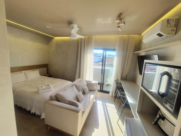 Family Apartment, 1 Queen Bed with Sofa bed, Balcony, City View | Individually decorated, individually furnished, desk, laptop workspace - Theotókos Flats (Piumhi)