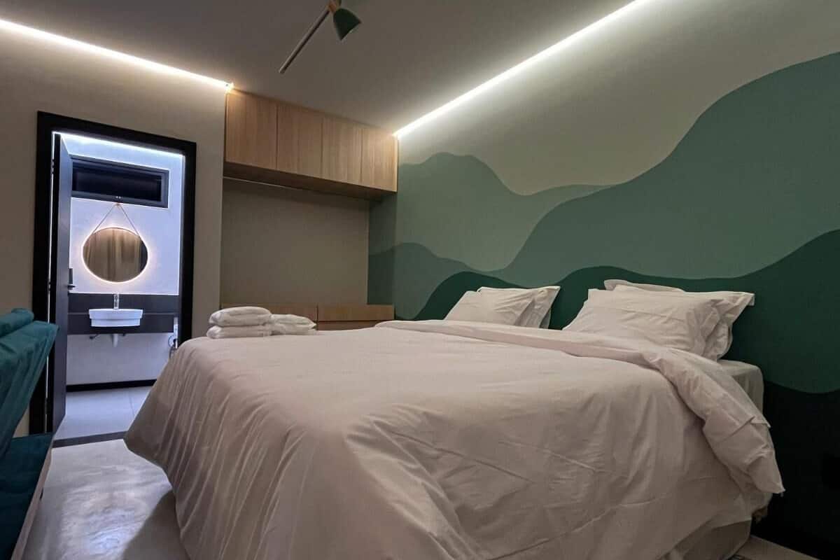 1 chambre, décor unique, ameublement unique, bureau