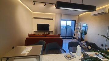 Apartamento luxo, sacada, vista para a montanha | Área de estar | TV