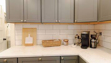 Réfrigérateur, micro-ondes, cafetière/bouilloire, grille-pain