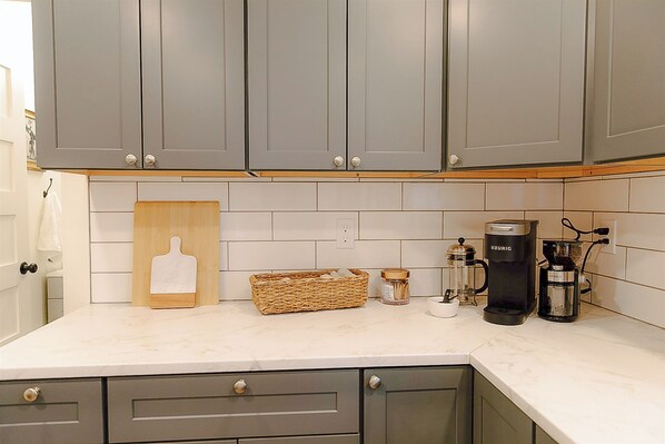 Réfrigérateur, micro-ondes, cafetière/bouilloire, grille-pain