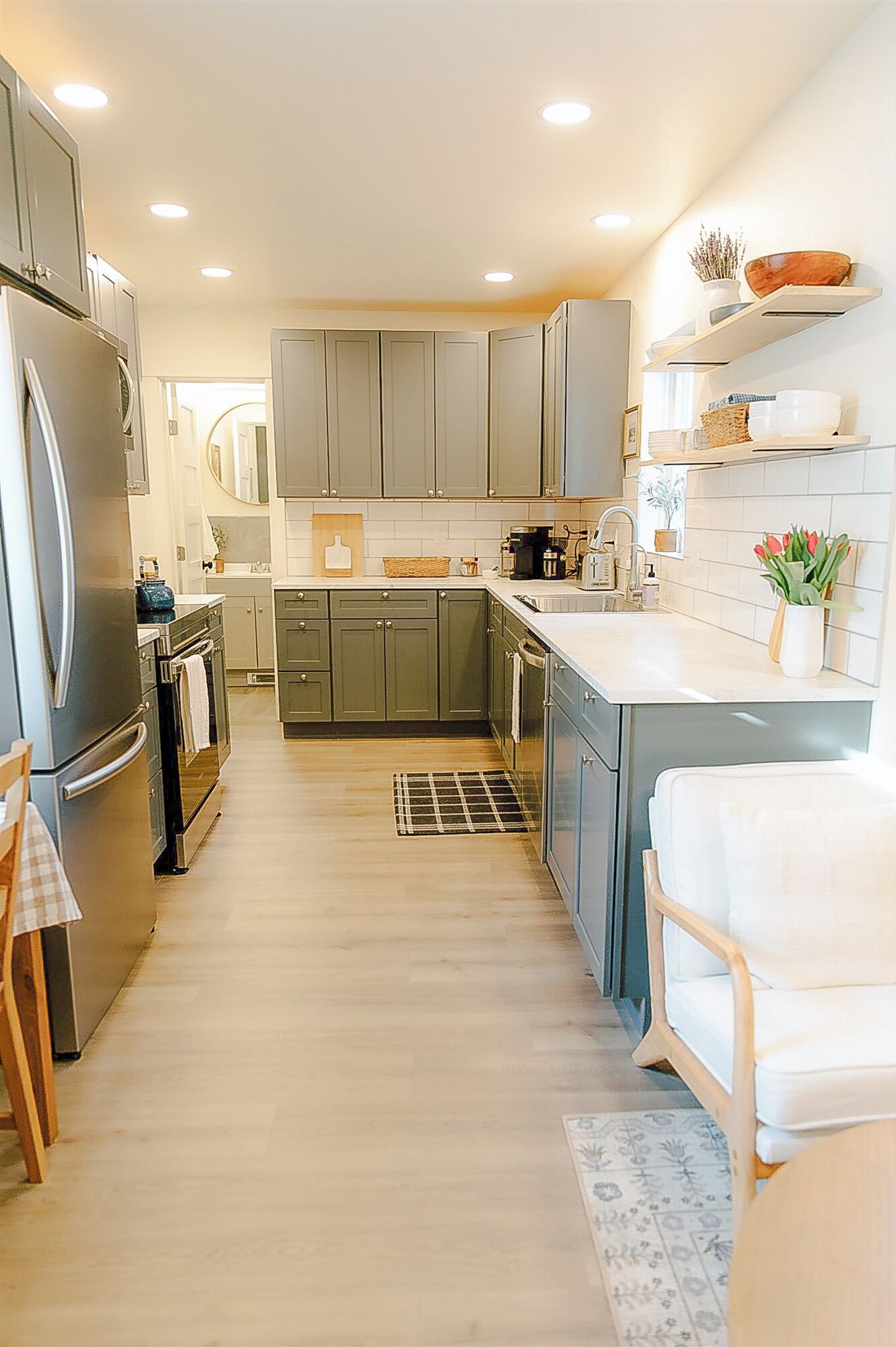 Geladeira, micro-ondas, cafeteira/chaleira, torradeira