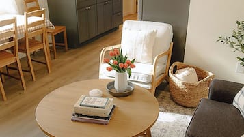 Una televisión, libros