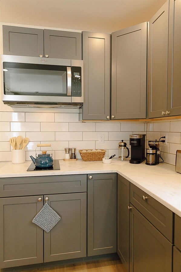 Frigorífico, microondas, placa de cocina y cafetera o tetera