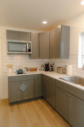 Frigorífic, microones, placa de cuina i cafetera i tetera 