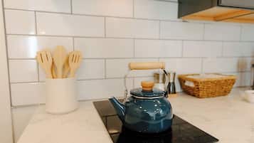 Frigorífico, microondas, placa de cocina y cafetera o tetera