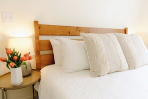 1 dormitorio, tabla de planchar con plancha, wifi y ropa de cama