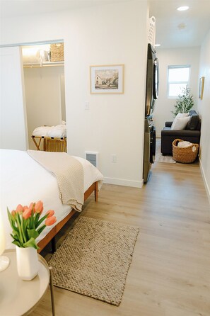 1 dormitorio, tabla de planchar con plancha, wifi y ropa de cama