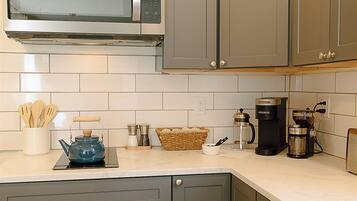 Jääkaappi, mikroaaltouuni, kahvin-/teenkeitin, leivänpaahdin