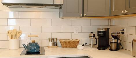 Kühlschrank, Mikrowelle, Wasserkocher mit Kaffee-/Teezubehör, Toaster