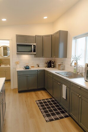 Fridge, microwave, coffee/tea maker, toaster - Cozy Downtown Havens - 4 (Moscow)