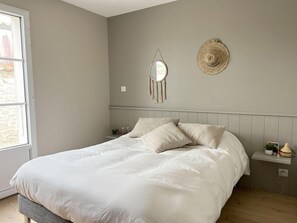 3 chambres, fer et planche à repasser, lit parapluie, accès Internet