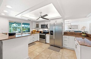 Fridge, microwave, oven, stovetop - White Sea Shell - with Tiki Hut and Boat Lift (Cape Coral)