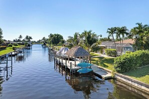 Marina - White Sea Shell - with Tiki Hut and Boat Lift (Cape Coral)