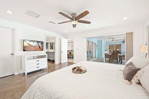 4 bedrooms, desk, iron/ironing board, free WiFi - White Sea Shell - with Tiki Hut and Boat Lift (Cape Coral)