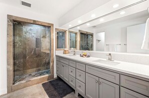 Dusj, hårføner og håndklær