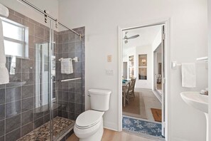 Douche, séchoir à cheveux, serviettes fournies