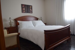 5 dormitoris, planxa i posts de planxar, wifi i roba de llit 