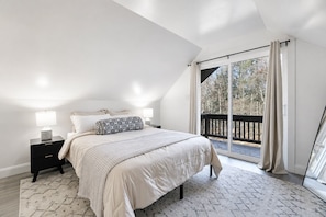 4 bedrooms, desk, WiFi (free), bed sheets