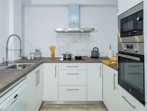 Kühlschrank, Mikrowelle, Ofen, Geschirrspüler