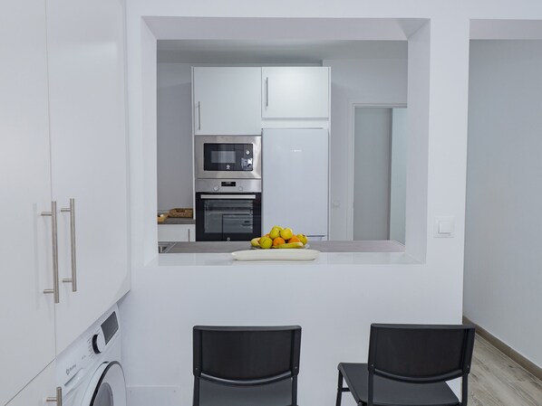 Kühlschrank, Mikrowelle, Ofen, Geschirrspüler