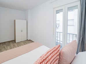 3 chambres, fer et planche à repasser, Wi-Fi gratuit, draps fournis
