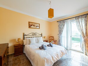 4 bedrooms, iron/ironing board, free WiFi, bed sheets