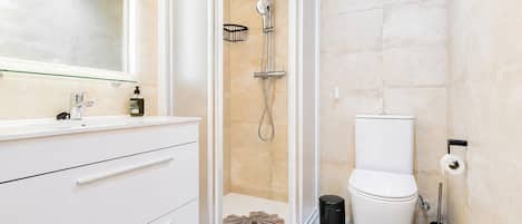 Dusche, Haartrockner, Handtücher