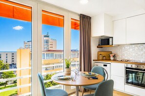 Kühlschrank, Mikrowelle, Ofen, Wasserkocher mit Kaffee-/Teezubehör