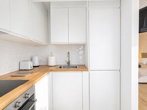 Fridge, microwave, oven, coffee/tea maker