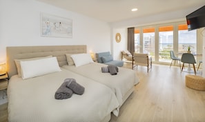Tabla de planchar con plancha, wifi gratis, ropa de cama