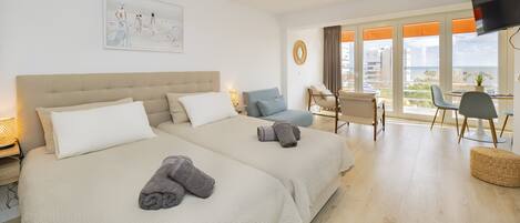 Planxa i posts de planxar, wifi gratuïta i roba de llit