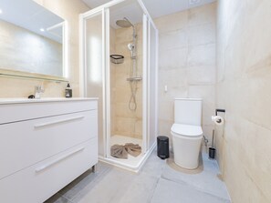 Shower, hair dryer, towels