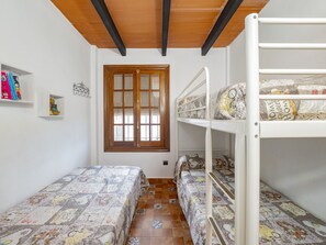 3 bedrooms, iron/ironing board, free WiFi, bed sheets