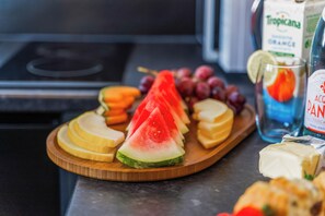 Doppia Luxury, cucina, vista giardino | Cucina privata | Bollitore elettrico, tostapane