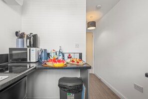 Kahden hengen luksushuone, keittiö, näköala puutarhaan | Yksityinen keittiö | Vedenkeitin, leivänpaahdin