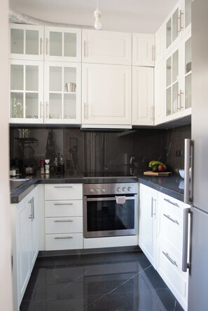 Réfrigérateur, four, cafetière/bouilloire