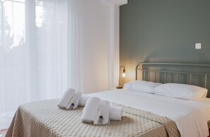 2 chambres, bureau, fer et planche à repasser, lit de bébé portatif