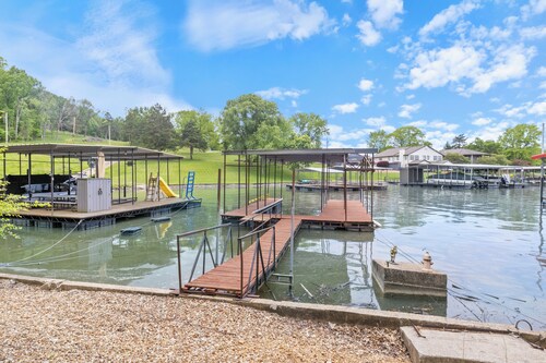 Charming 3-bedroom house in Camdenton with WiFi and AC