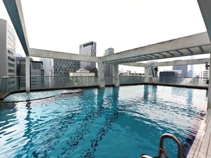 Outdoor pool - Parkview Serviced Apartment (Kuala Lumpur)