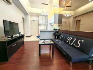 Suite estudio Deluxe, vistas a la ciudad | Escritorio, tabla de planchar con plancha, wifi gratis